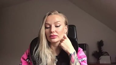 Porn actress honestly answers fans' uncomfortable questions
