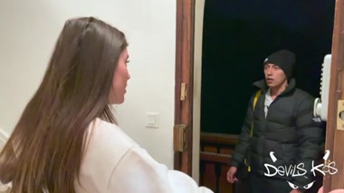 Пустила незнакомца на ночлег, а ночью пришла к нему в комнату и соблазнила