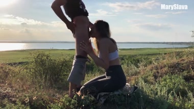 На природе после нескольких приседаний у неё был секс с мужчиной