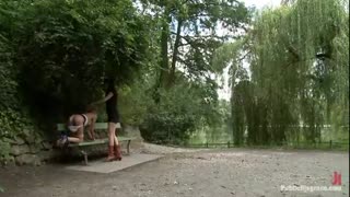 Секс в парке на глазах у прохожих: девушка в связанном положении