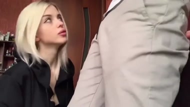 Блондинка в домашнем видео нежно ласкает член