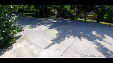 Соседка с большой грудью принимает член, пока её парень в отъезде