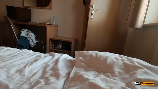 Жаркая ночь с мачехой в отеле