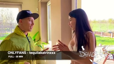 A beauty treated a guest to a blowjob