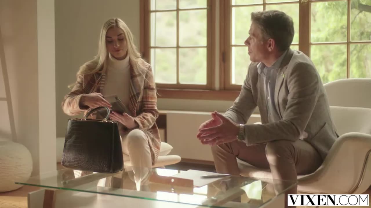 Famous Writer Pays Real Estate Agent for Her Services and Generously Rewards Her Front