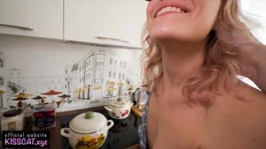 Жена получает жаркую порку на кухне после страстного секса