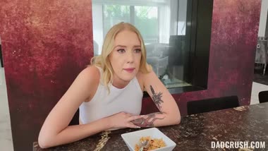 Падчерица застряла с анальной пробкой, но отчим пришёл на помощь