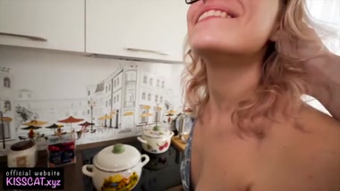Русская жена ублажает мужа на кухне и получает сперму в рот
