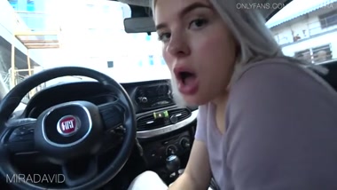 Uber driver gets a quick blowjob right in the car!