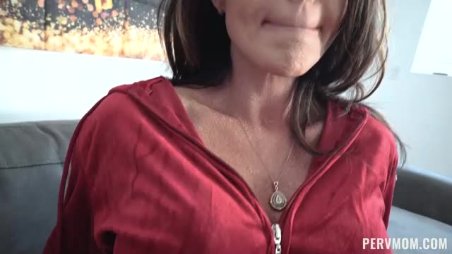 Мачеха не может устоять перед сексом (PervMom)