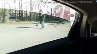 Снимает напряжение в авто по пути в офис