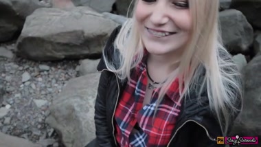 Russian beauty met a guy while taking a selfie and immediately ended up in bed